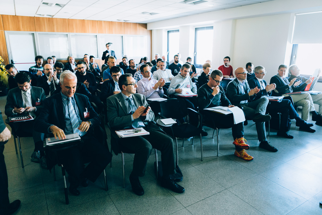 I dipendenti seguono attentamente il workshop