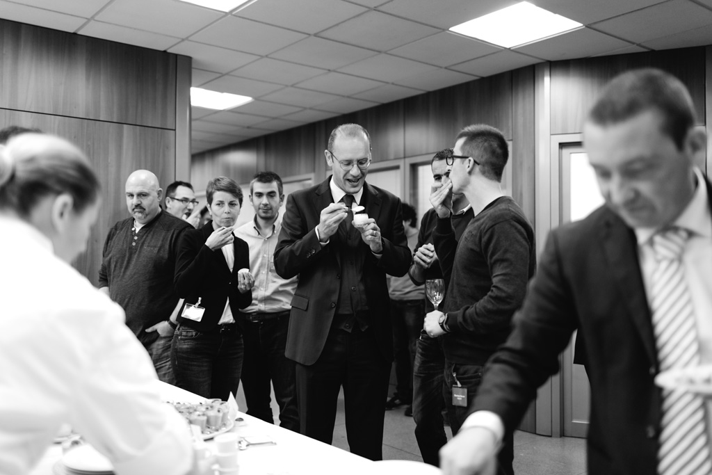 I colleghi dell'azienda Inox si ristorano e conversano allegramente