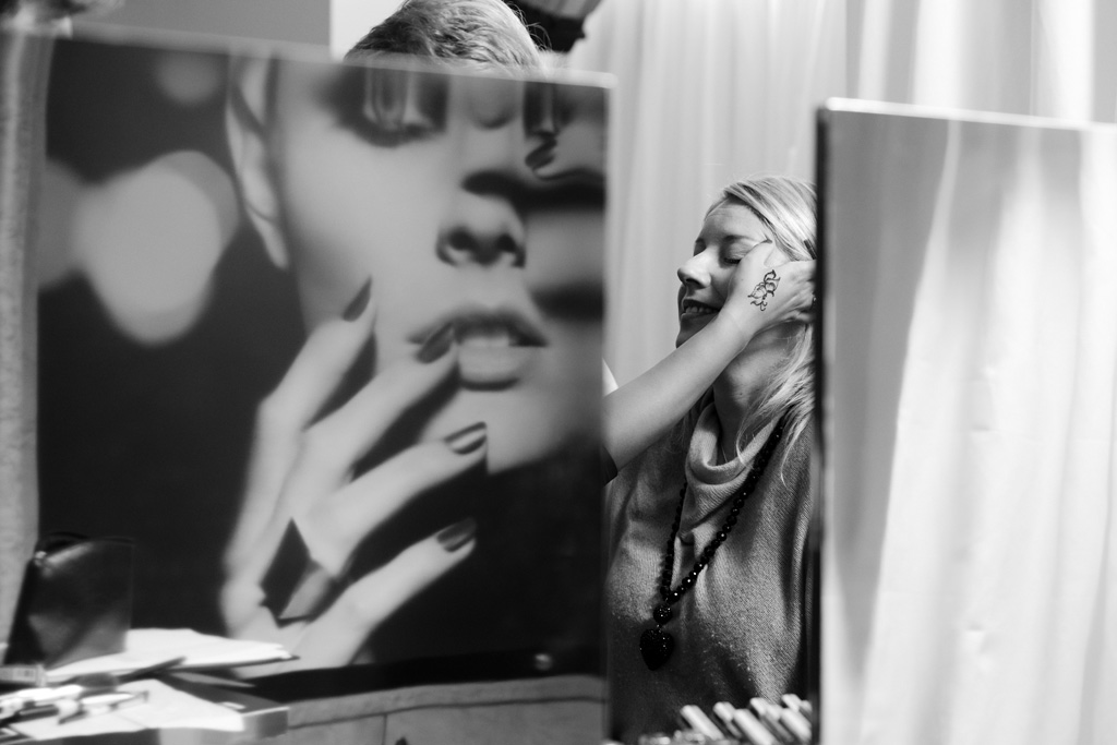 Evento Rocca Damiani Milano Un particolare della preparazione delle modelle per la sfilata
