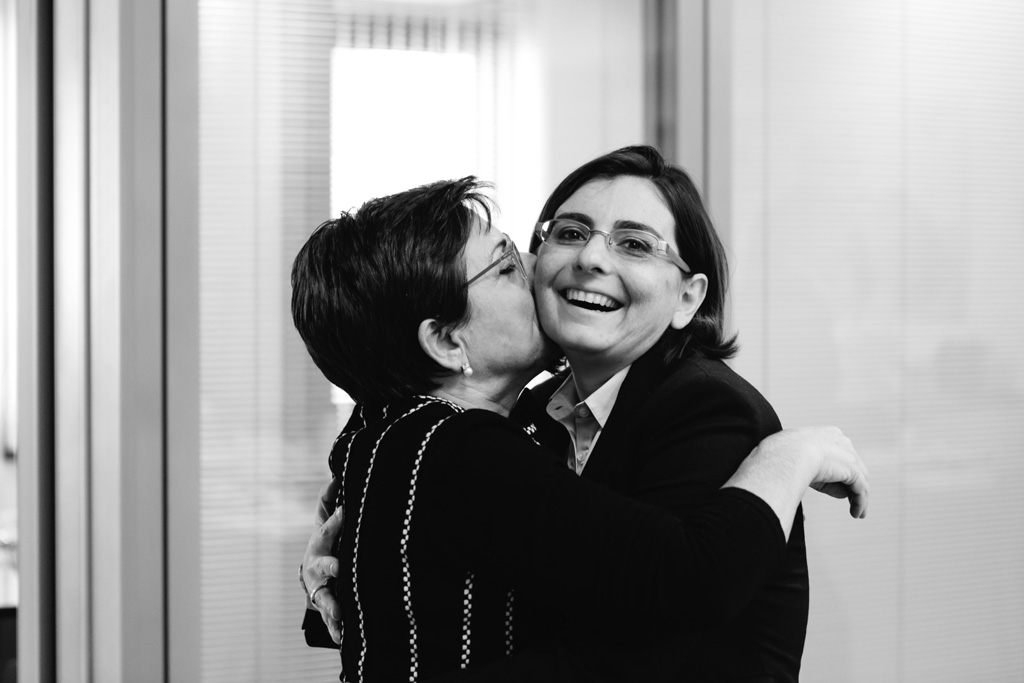 Due dipendenti si scambiano un bacio affettuoso