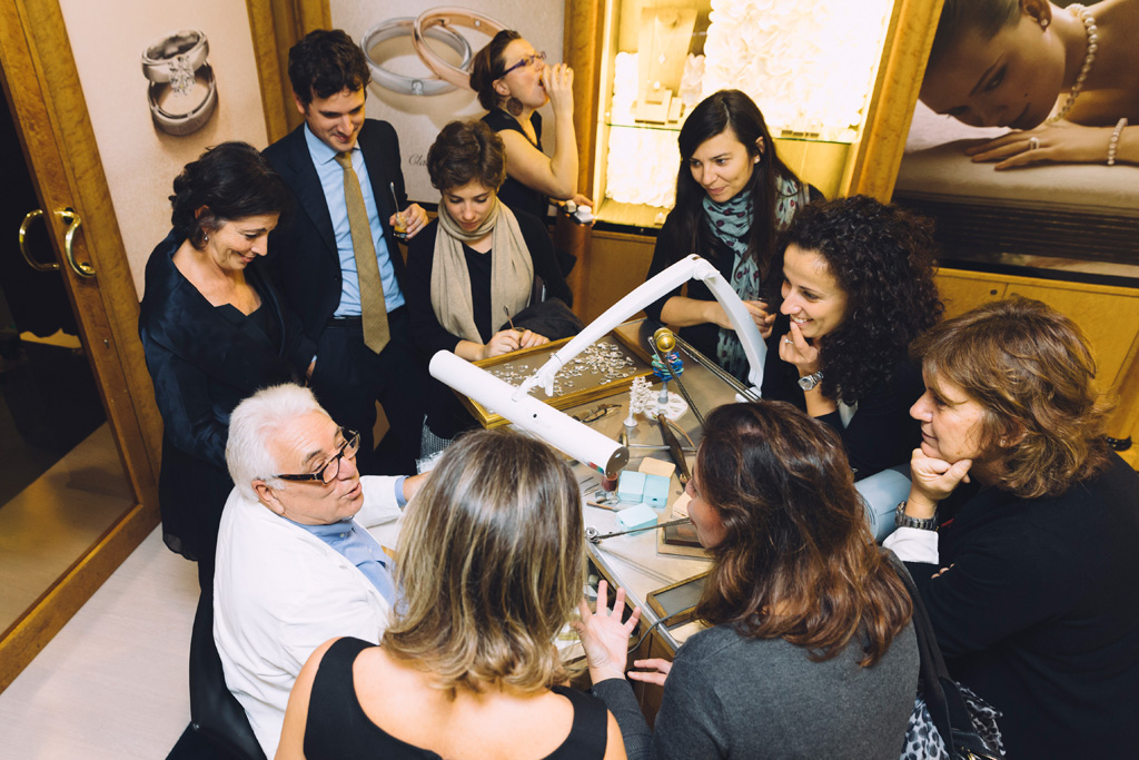 Evento Rocca Damiani Milano Gli invitati conversano alla fine di un evento di successo