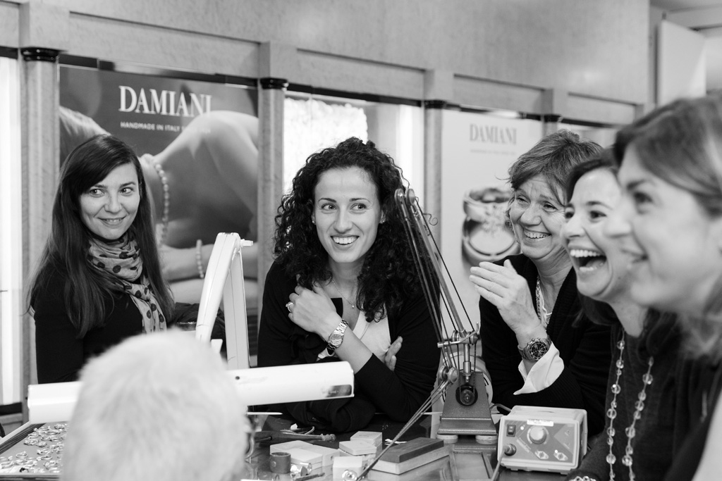 Evento Rocca Damiani Milano I partecipanti all'evento chiacchierano vivacemente