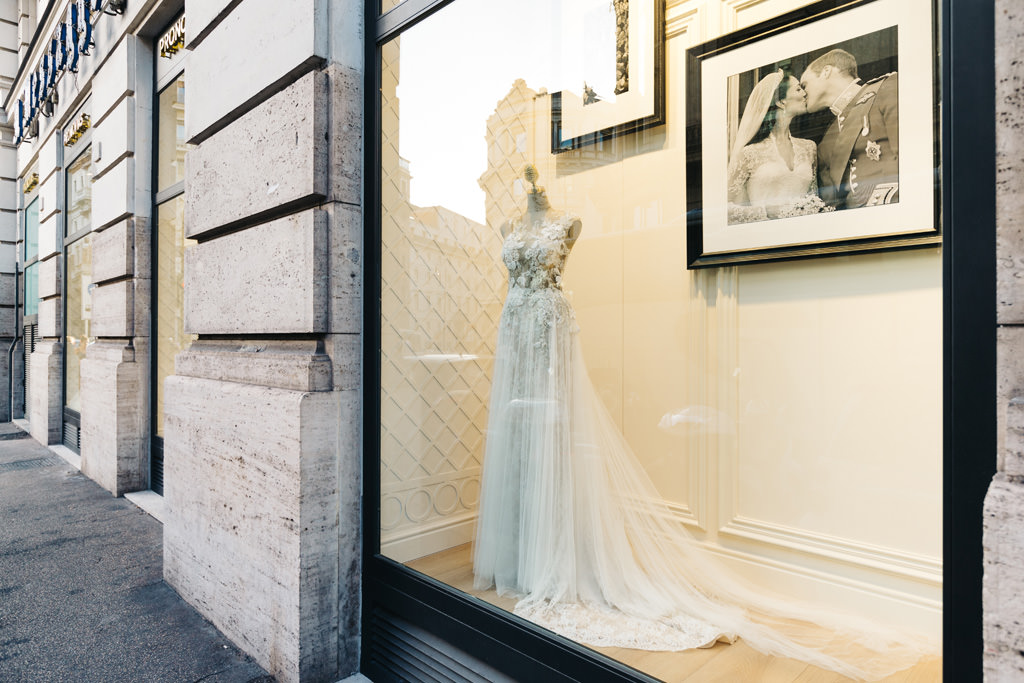 Pronovias Il vestito della sposa esposto nella vetrina del negozio di abiti da sposa Pronovias