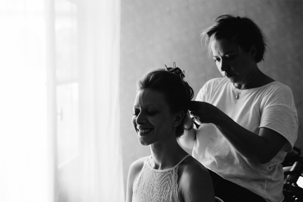 Fotografo Matrimonio Convento Dell'Annunciata Medole La sposa durante la preparazione dell'acconciatura