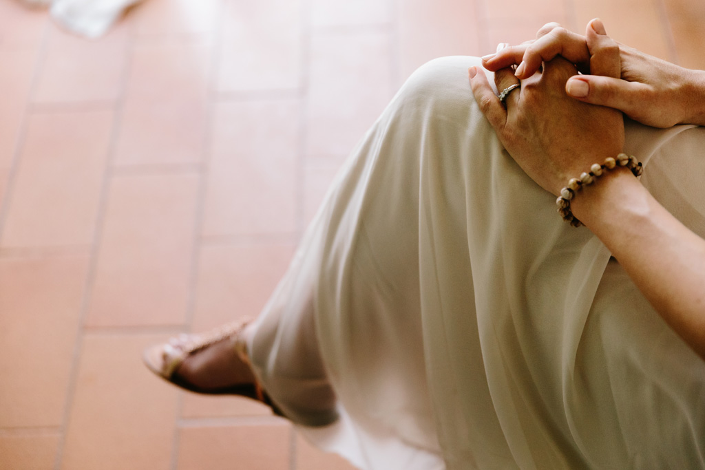 Fotografo Matrimonio Convento Dell'Annunciata Medole Dettaglio delle mani della sposa durante il make up