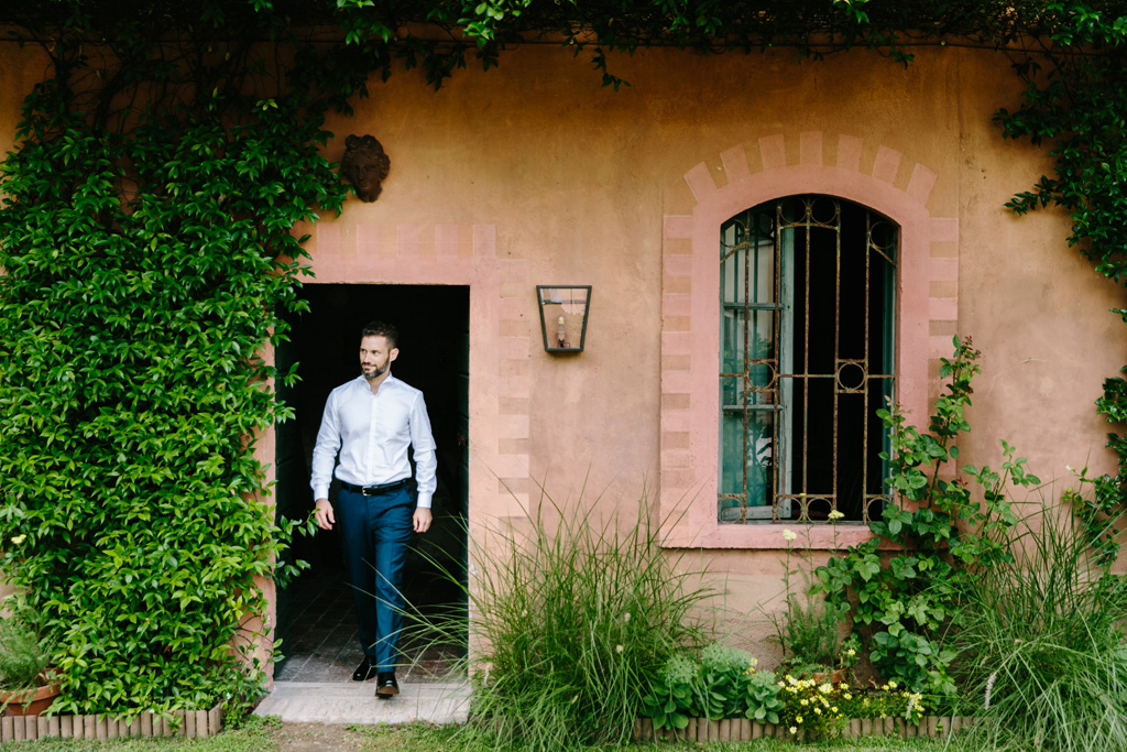 Fotografo Matrimonio Convento Dell'Annunciata Medole Lo sposo esce nel giardino del Convento dell'Annunciata