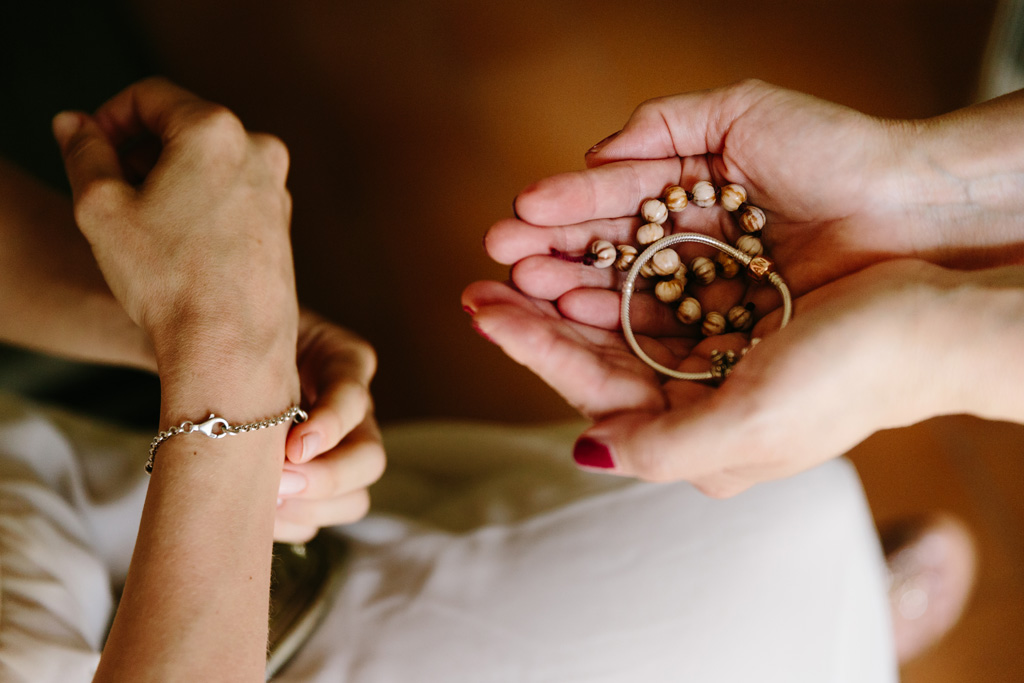 Fotografo Matrimonio Convento Dell'Annunciata Medole La sposa si toglie i bracciali