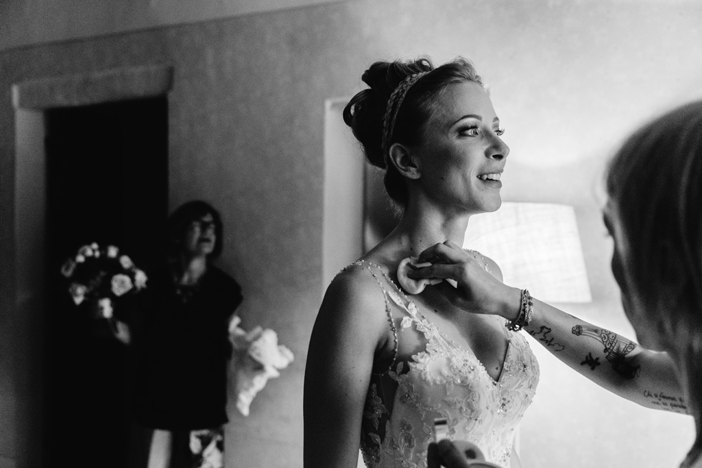 Fotografo Matrimonio Convento Dell'Annunciata Medole Ultimi ritocchi al trucco della sposa