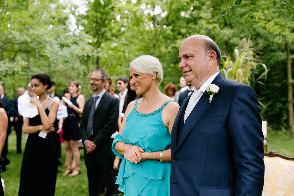 Fotografo Matrimonio Convento Dell'Annunciata Medole I genitori di Laura guardano gli sposi