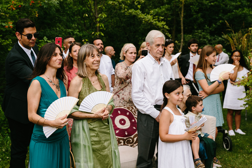 Fotografo Matrimonio Convento Dell'Annunciata Medole Gli invitati accaldati si fanno aria con ventagli bianchi