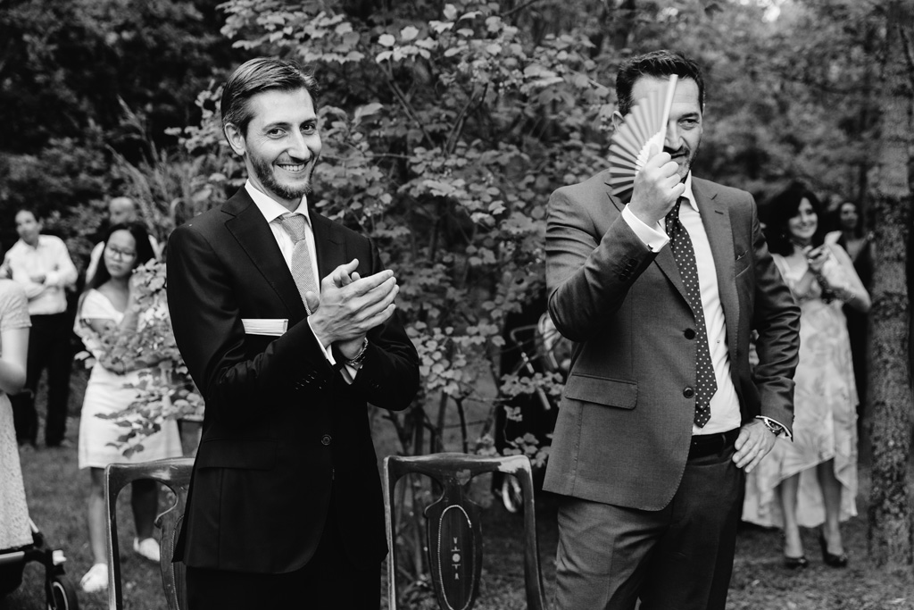 Fotografo Matrimonio Convento Dell'Annunciata Medole Uno dei testimoni dello sposo si fa aria con il ventaglio