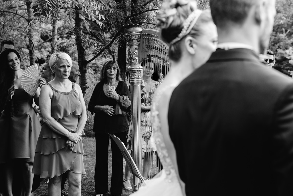 Fotografo Matrimonio Convento Dell'Annunciata Medole La mamma della sposa si commuove durante la cerimonia