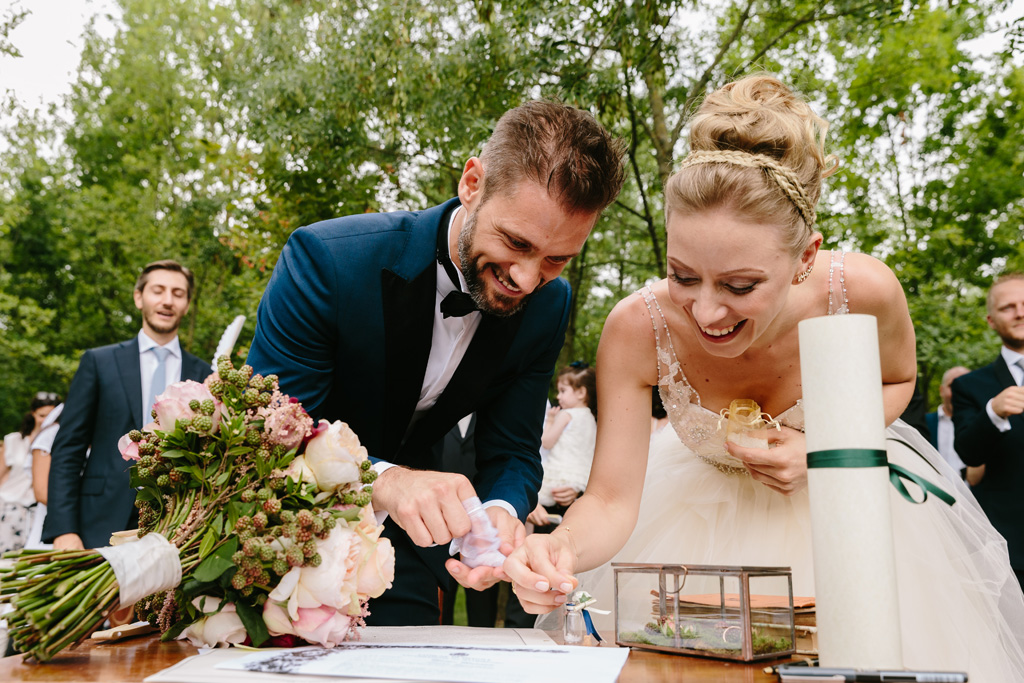 Fotografo Matrimonio Convento Dell'Annunciata Medole Gli sposi riempiono la boccetta simbolo della loro unione