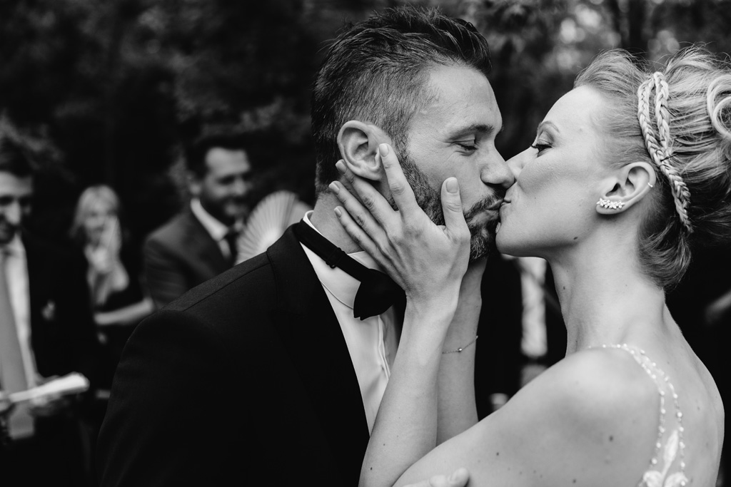 Fotografo Matrimonio Convento Dell'Annunciata Medole Bacio degli sposi al termine della cerimonia