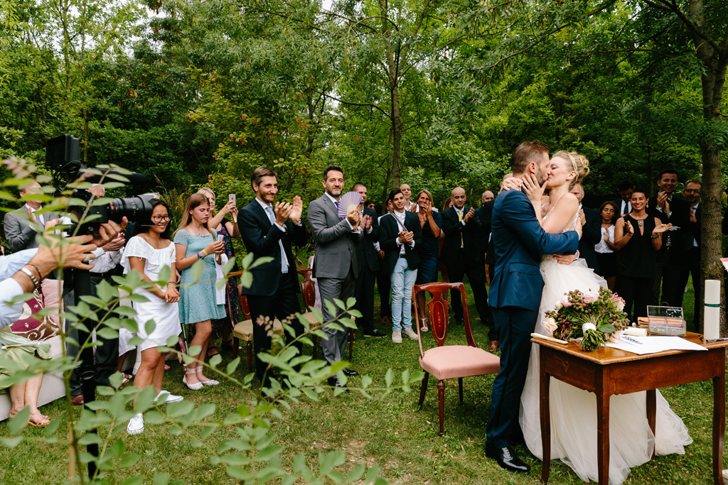 Fotografo Matrimonio Convento Dell'Annunciata Medole Gli sposi si baciano al termine della cerimonia mentre gli invitati applaudono