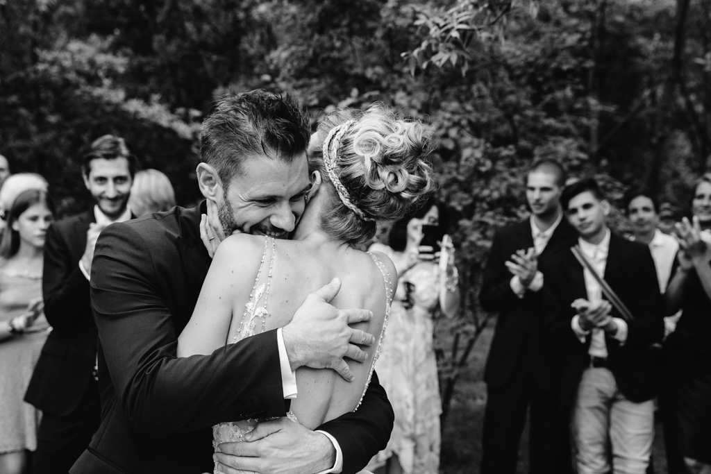 Fotografo Matrimonio Convento Dell'Annunciata Medole Matteo e Laura si abbracciano colmi di gioia
