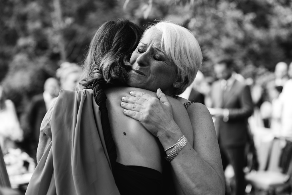 Fotografo Matrimonio Convento Dell'Annunciata Medole La mamma della sposa abbraccia commossa un'amica della sposa