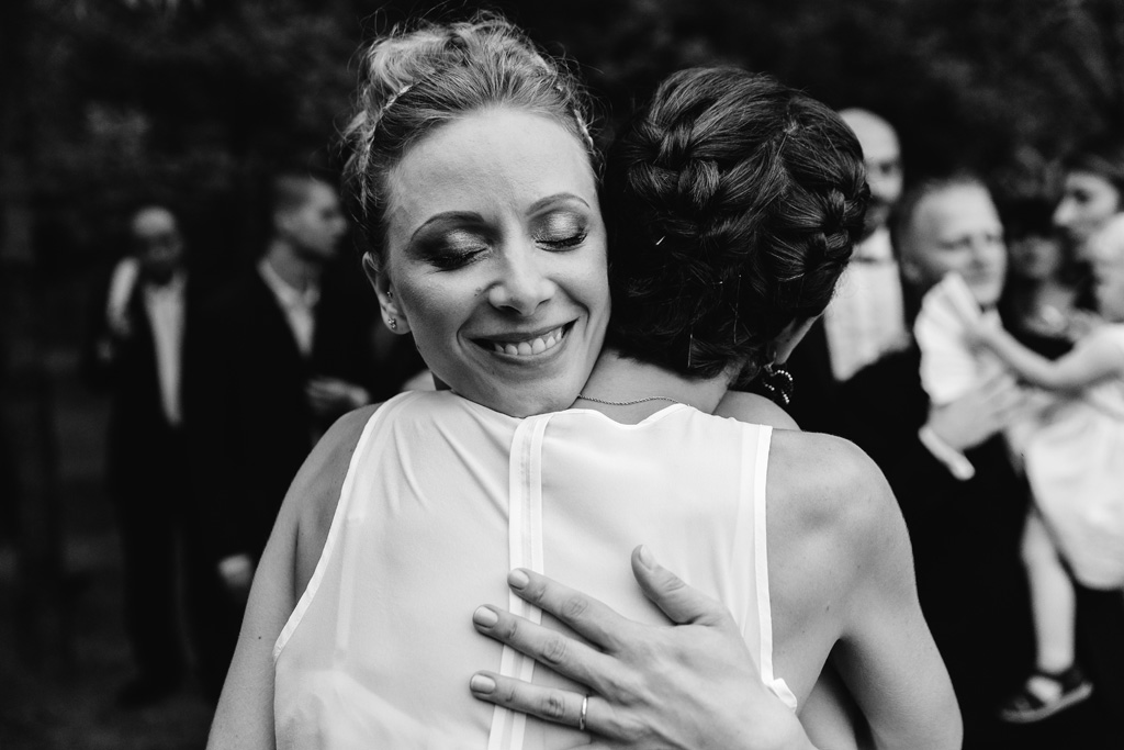 Fotografo Matrimonio Convento Dell'Annunciata Medole La sposa abbraccia un'amica