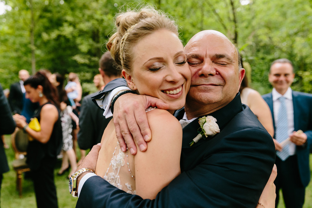 Fotografo Matrimonio Convento Dell'Annunciata Medole Laura e il padre in un tenero abbraccio