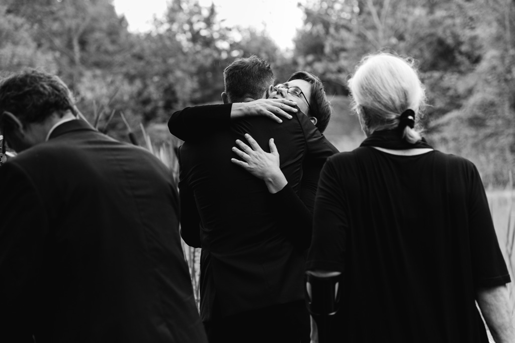 Fotografo Matrimonio Convento Dell'Annunciata Medole Lo sposo abbraccia una parente
