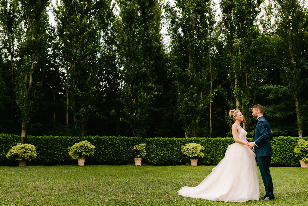 Fotografo Matrimonio Convento Dell'Annunciata Medole Foto di coppia di Matteo e Laura nel giardino del Convento dell'Annunciata