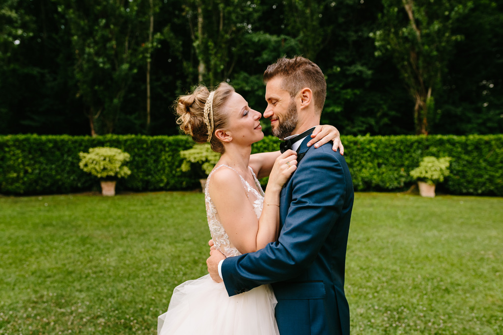 Fotografo Matrimonio Convento Dell'Annunciata Medole Gli sposi si abbracciano nel giardino del Convento dell'Annunicata