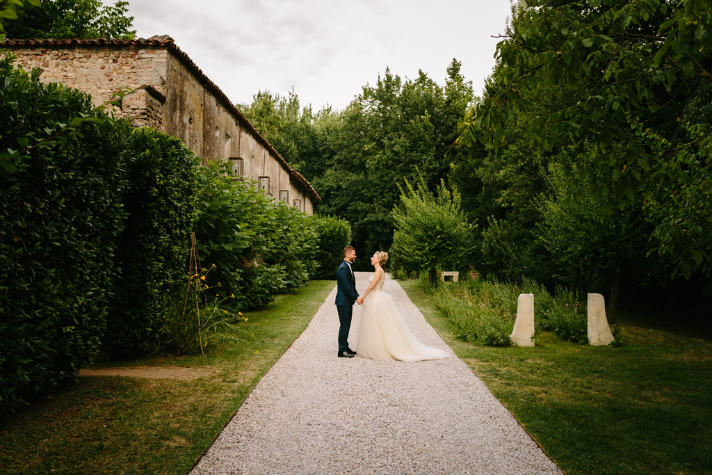 Fotografo Matrimonio Convento Dell'Annunciata Medole Foto di coppia nello splendido viale del Convento dell'Annunciata di Medole