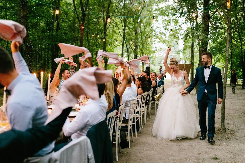 Fotografo Matrimonio Convento Dell'Annunciata Medole Gli invitati accolgono l'arrivo degli sposi agitando i tovaglioli rosa