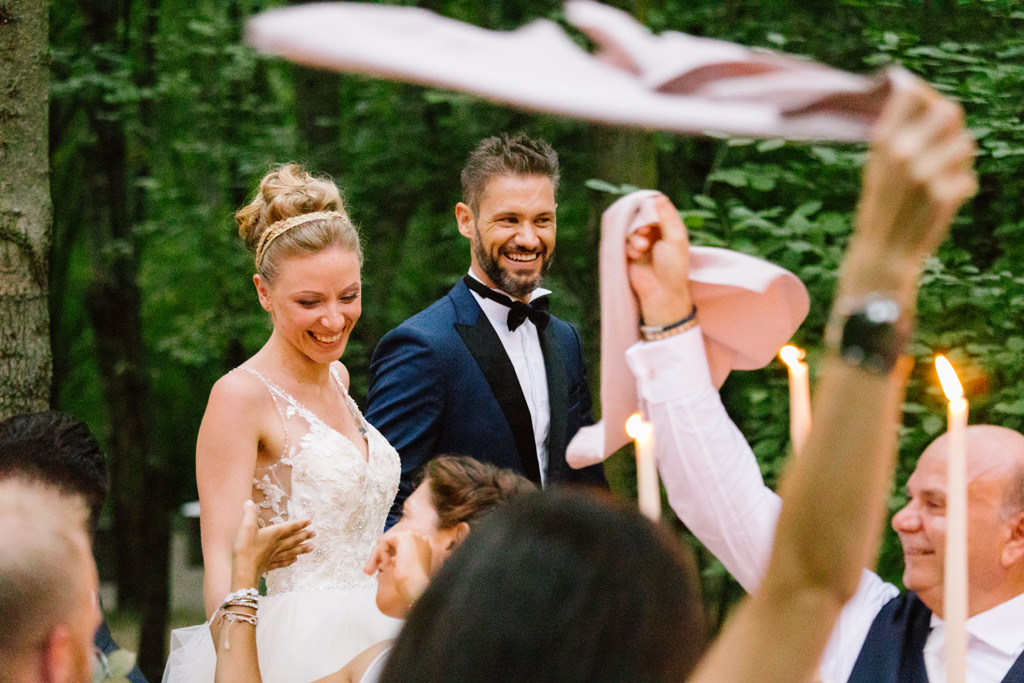 Fotografo Matrimonio Convento Dell'Annunciata Medole Gli sposi arrivano al tavolo della cena