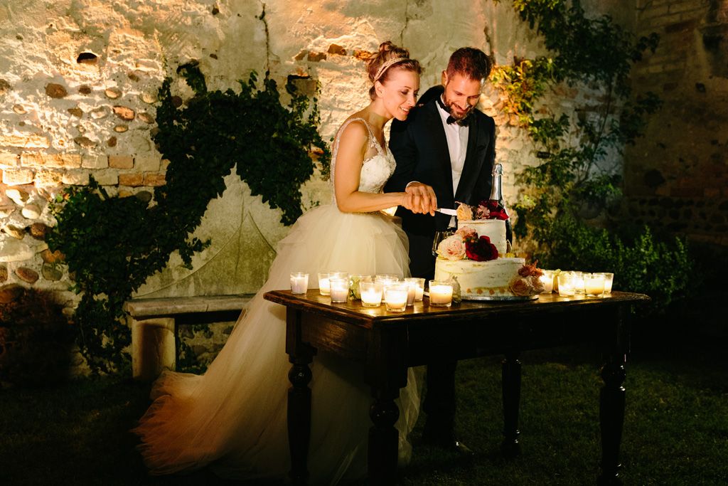 Fotografo Matrimonio Convento Dell'Annunciata Medole Il taglio della torta al Convento dell'Annunciata