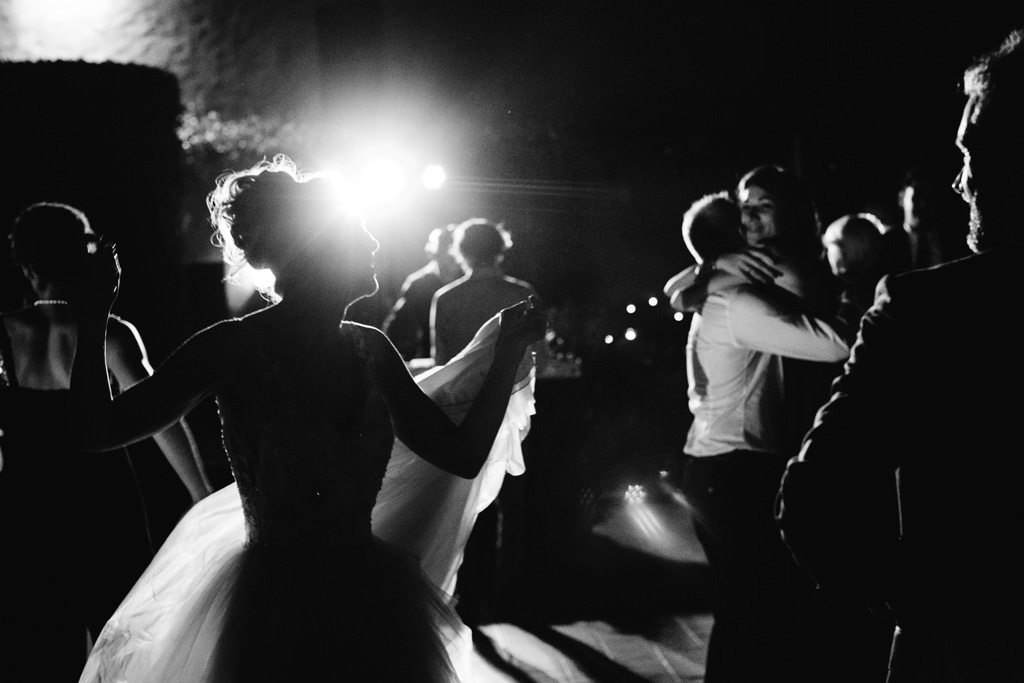 Fotografo Matrimonio Convento Dell'Annunciata Medole Sposi e invitati ballano sulle note della musica nel Convento dell'Annunciata