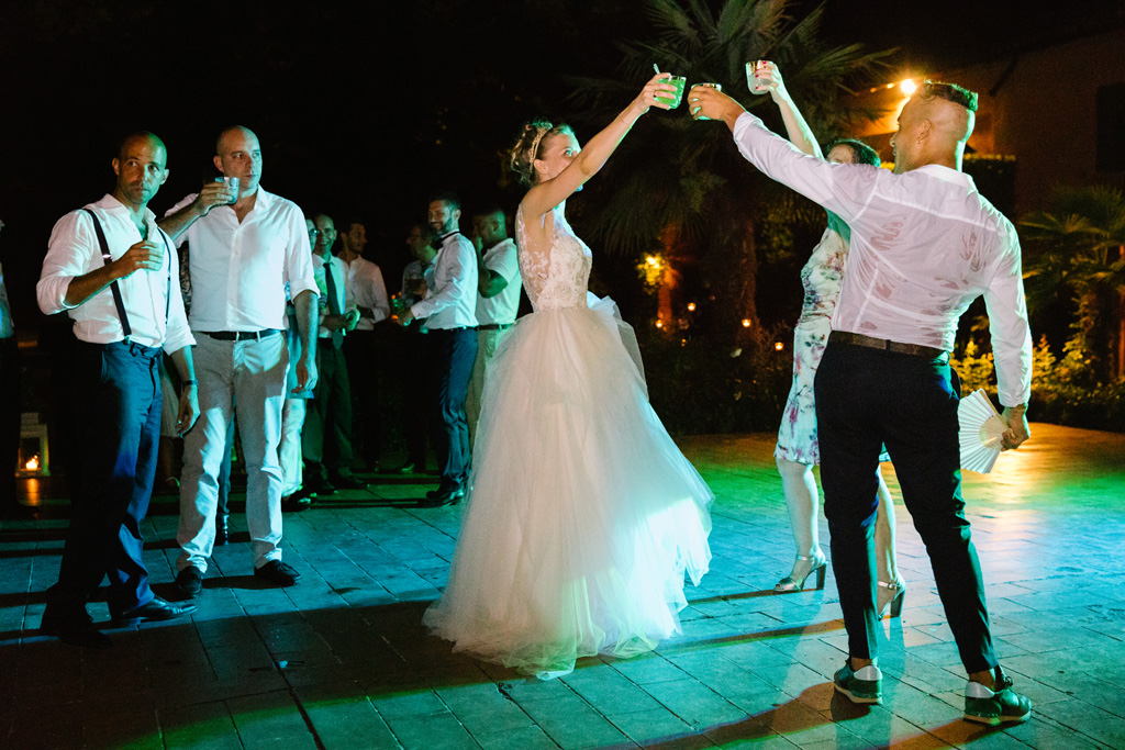 Fotografo Matrimonio Convento Dell'Annunciata Medole La sposa brinda con gli invitati durante i balli