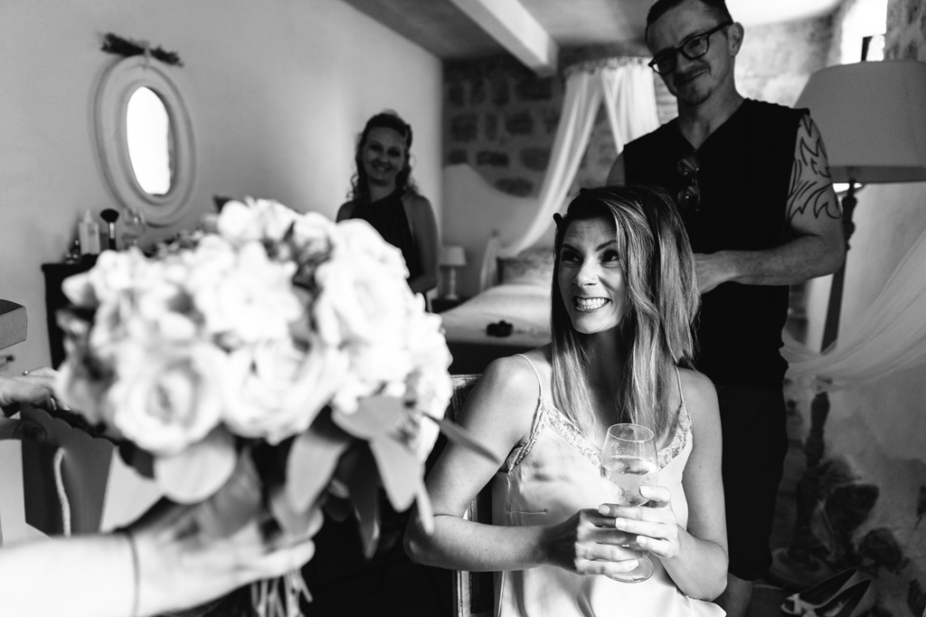 Fotografo Matrimonio Basilica San Galgano Toscana La sposa riceve il suo bouquet durante la preparazione