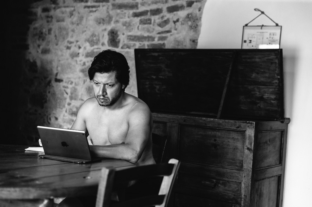 Fotografo Matrimonio Basilica San Galgano Toscana Lo sposo legge le sue promesse sul tablet prima di trasporle su carta