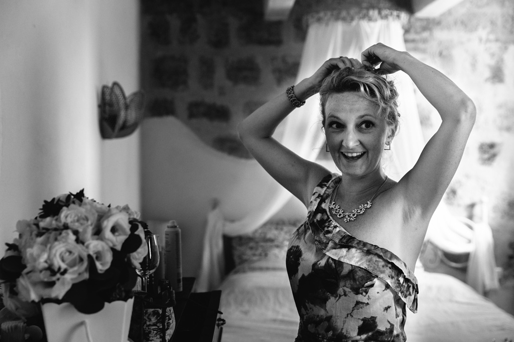Fotografo Matrimonio Basilica San Galgano Toscana L'amica della sposa si aggiusta i capelli
