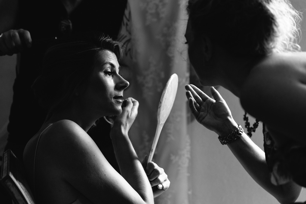 Fotografo Matrimonio Basilica San Galgano Toscana La sposa guarda il risultato finale del trucco allo specchio