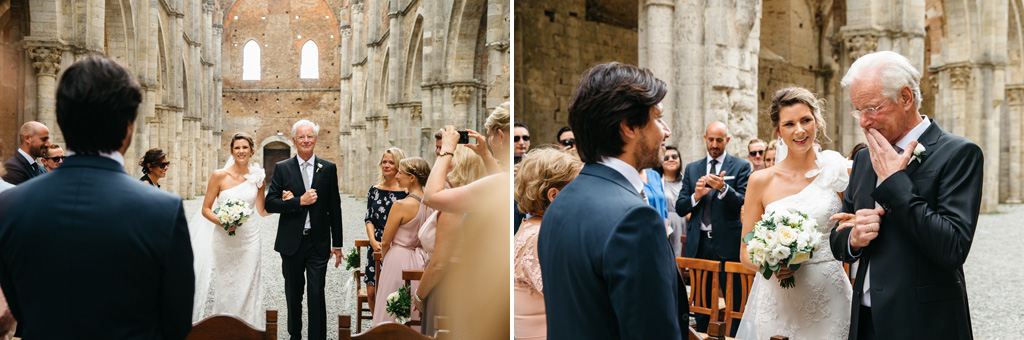 Fotografo Matrimonio Basilica San Galgano Toscana Il papà si commuove mentre porta la figlia dallo sposo