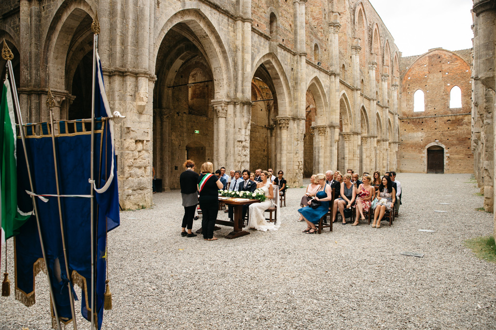 Fotografo Matrimonio Basilica San Galgano Toscana L'Abbazia di San Galgano durante il matrimonio di Carlos e Catherine