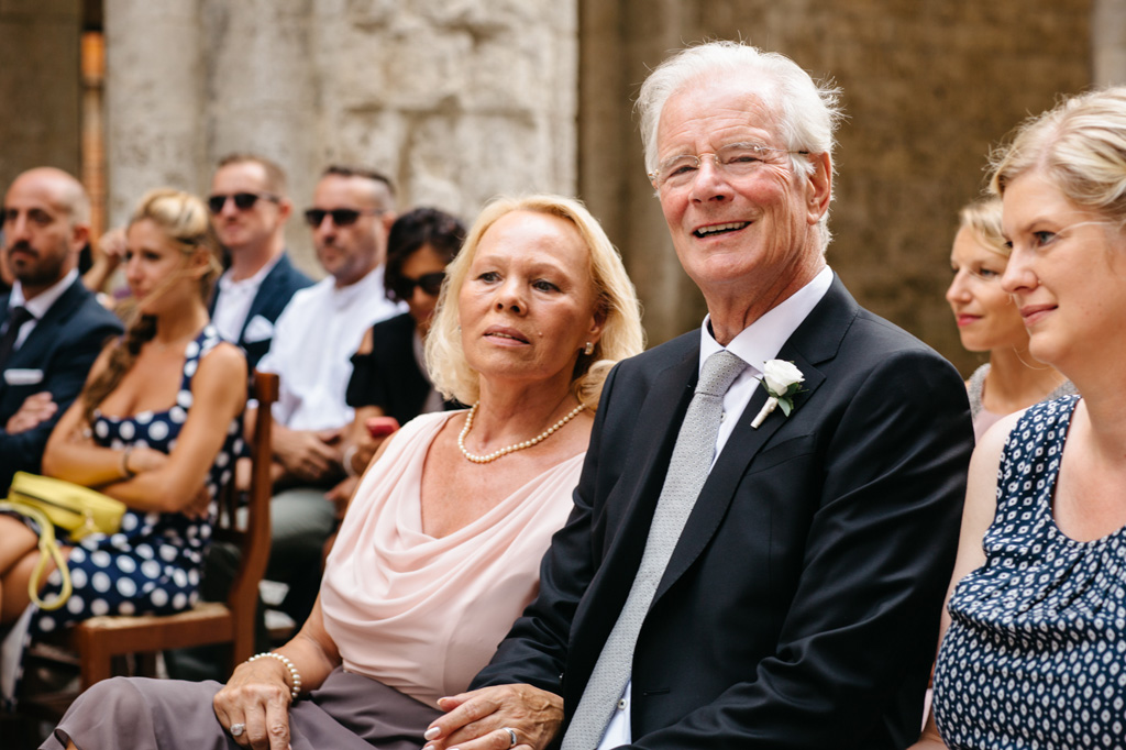 Fotografo Matrimonio Basilica San Galgano Toscana I genitori della sposa seguono la cerimonia
