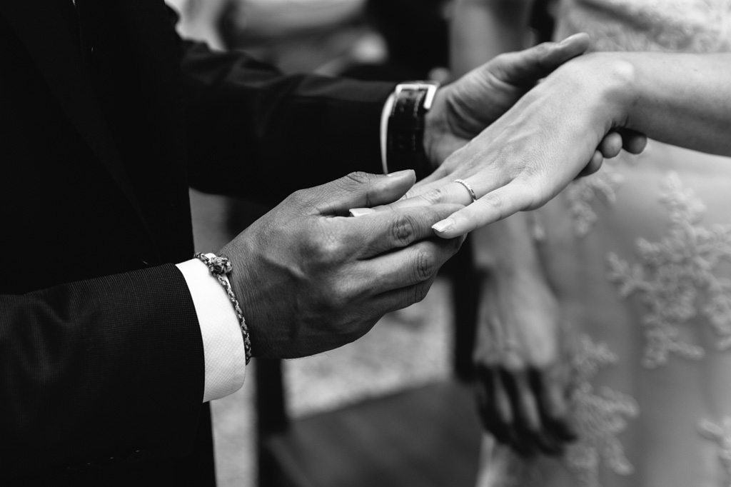 Fotografo Matrimonio Basilica San Galgano Toscana Lo sposo mette la fede al dito della sposa