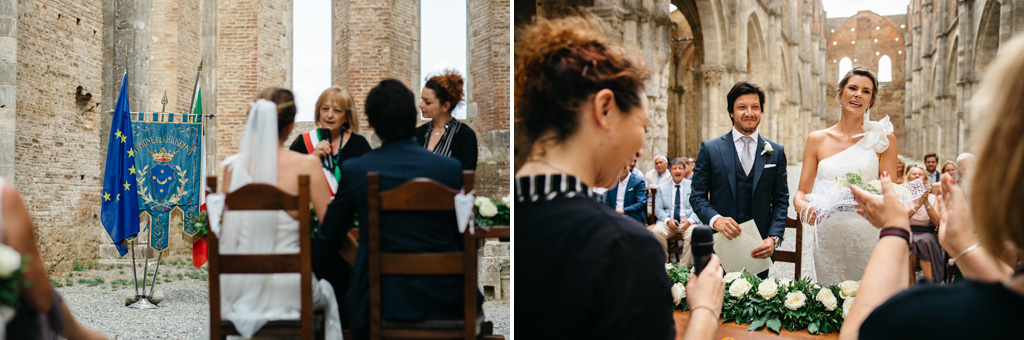 Fotografo Matrimonio Basilica San Galgano Toscana L'officiante regala dei fiori alla sposa alla fine della cerimonia