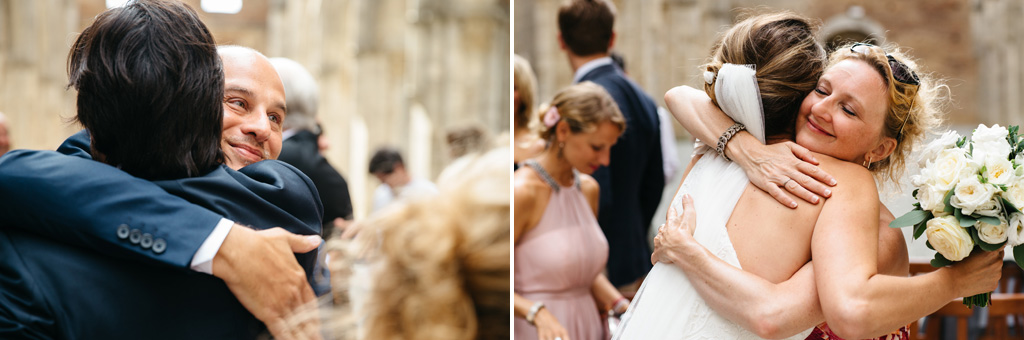 Fotografo Matrimonio Basilica San Galgano Toscana Gli invitati abbracciano gli sposi