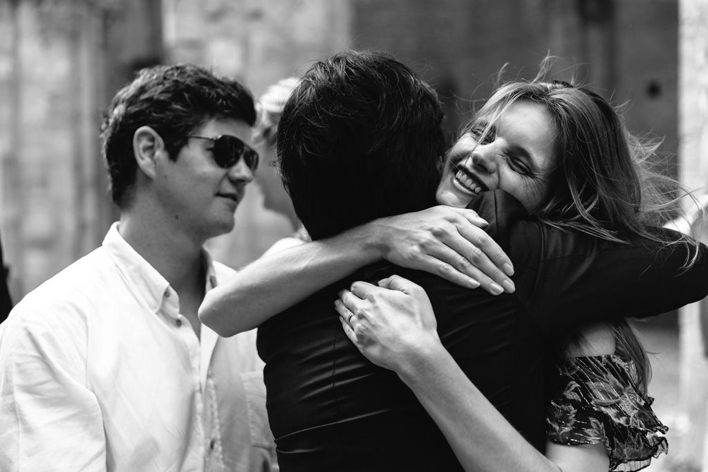 Fotografo Matrimonio Basilica San Galgano Toscana Lo sposo abbraccia gli invitati