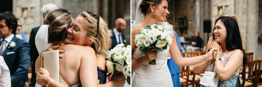 Fotografo Matrimonio Basilica San Galgano Toscana Gli invitati abbracciano la sposa alla fine della cerimonia