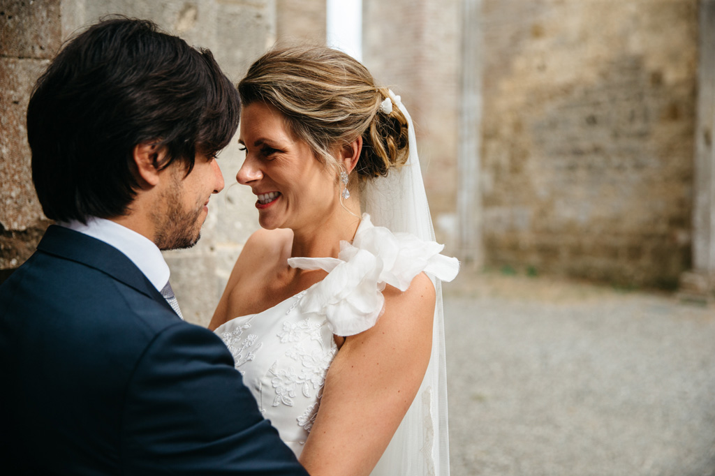Fotografo Matrimonio Basilica San Galgano Toscana Gli sposi sia abbracciano e sorridono nell'Abbazia di San Galgano