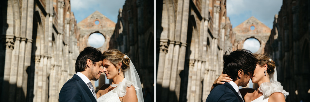 Fotografo Matrimonio Basilica San Galgano Toscana Foto di coppia degli sposi mentre si baciano nell'Abbazia di San Galgano