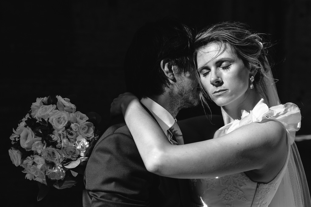 Fotografo Matrimonio Basilica San Galgano Toscana Foto di coppia in bianco e nero in un gioco di luci e ombre