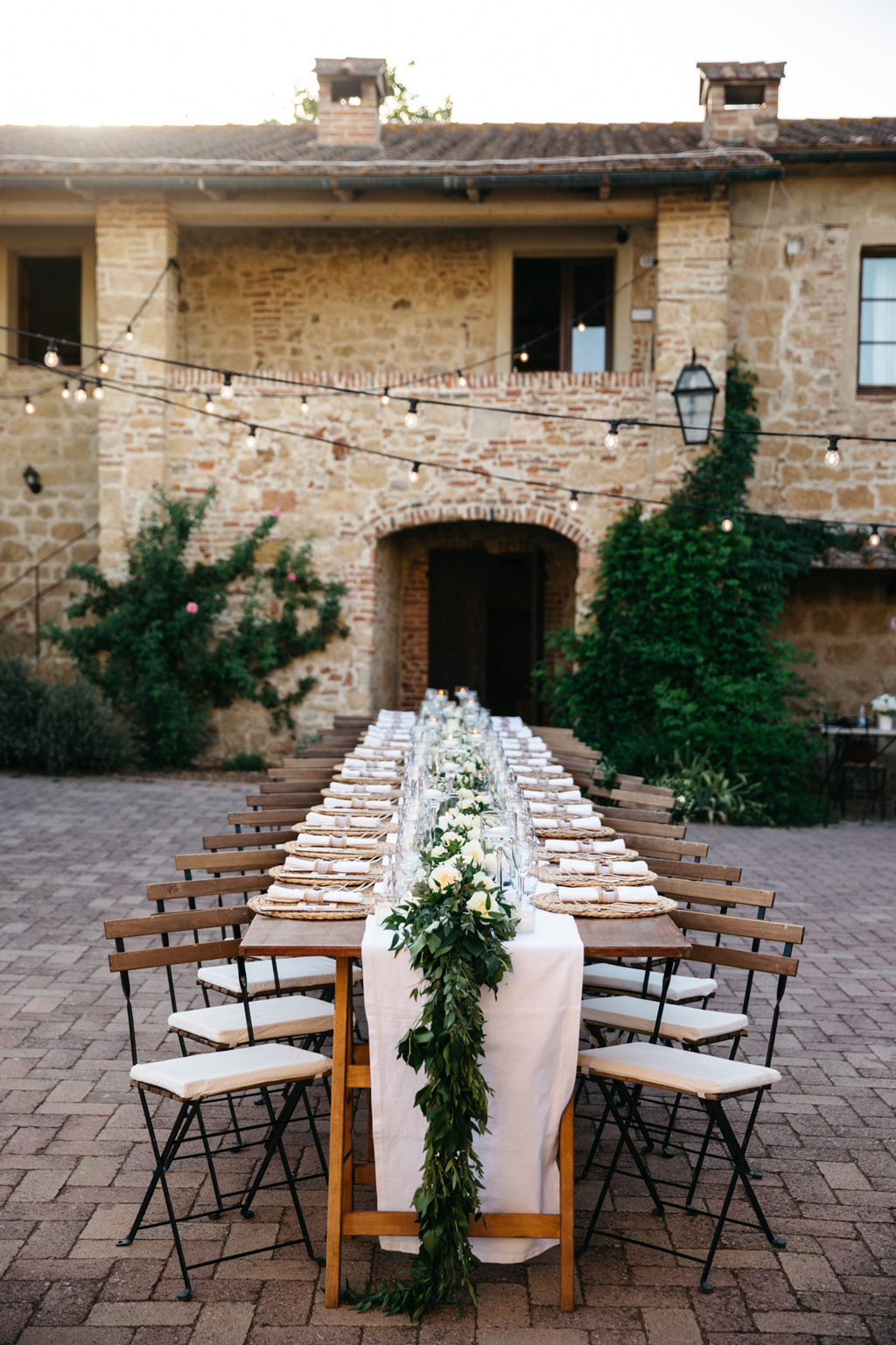 Fotografo Matrimonio Basilica San Galgano Toscana Il tavolo per la cena di nozze di Carlos e Catherine alla Tenuta di Papena, a Chiusdino