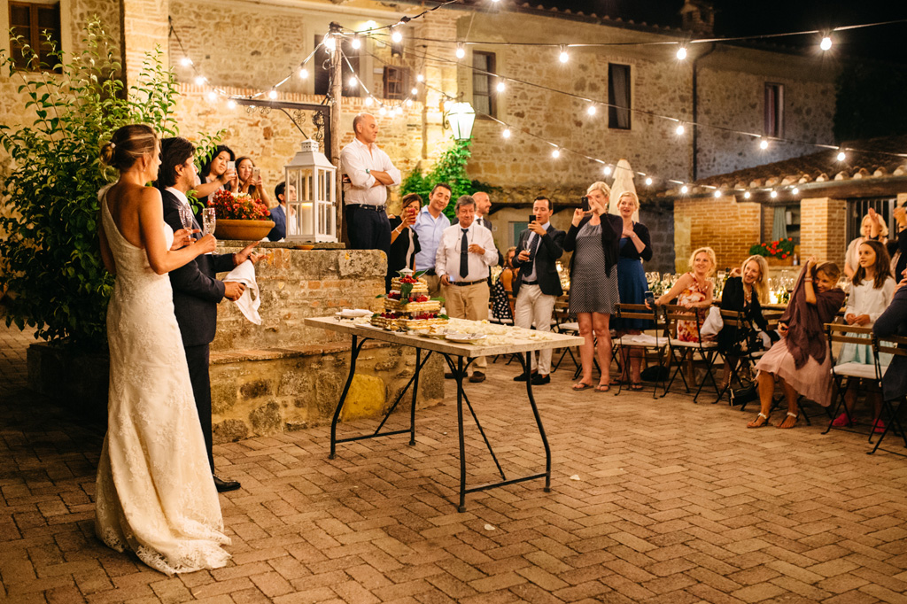 Fotografo Matrimonio Basilica San Galgano Toscana Gli invitati fotografano gli sposi mentre Carlos stappa la bottiglia di champagne