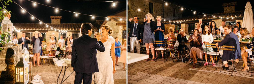 Fotografo Matrimonio Basilica San Galgano Toscana Gli sposi brindano dopo il taglio della torta e gli invitati felici applaudono